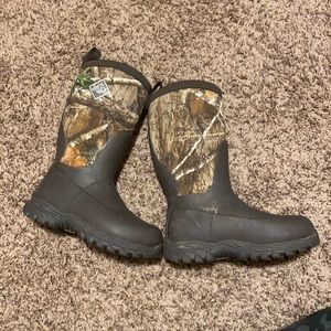 Youth Muck Boots -13